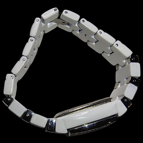 Elegant White and Silver Women's Watch - Picture 3 of 4